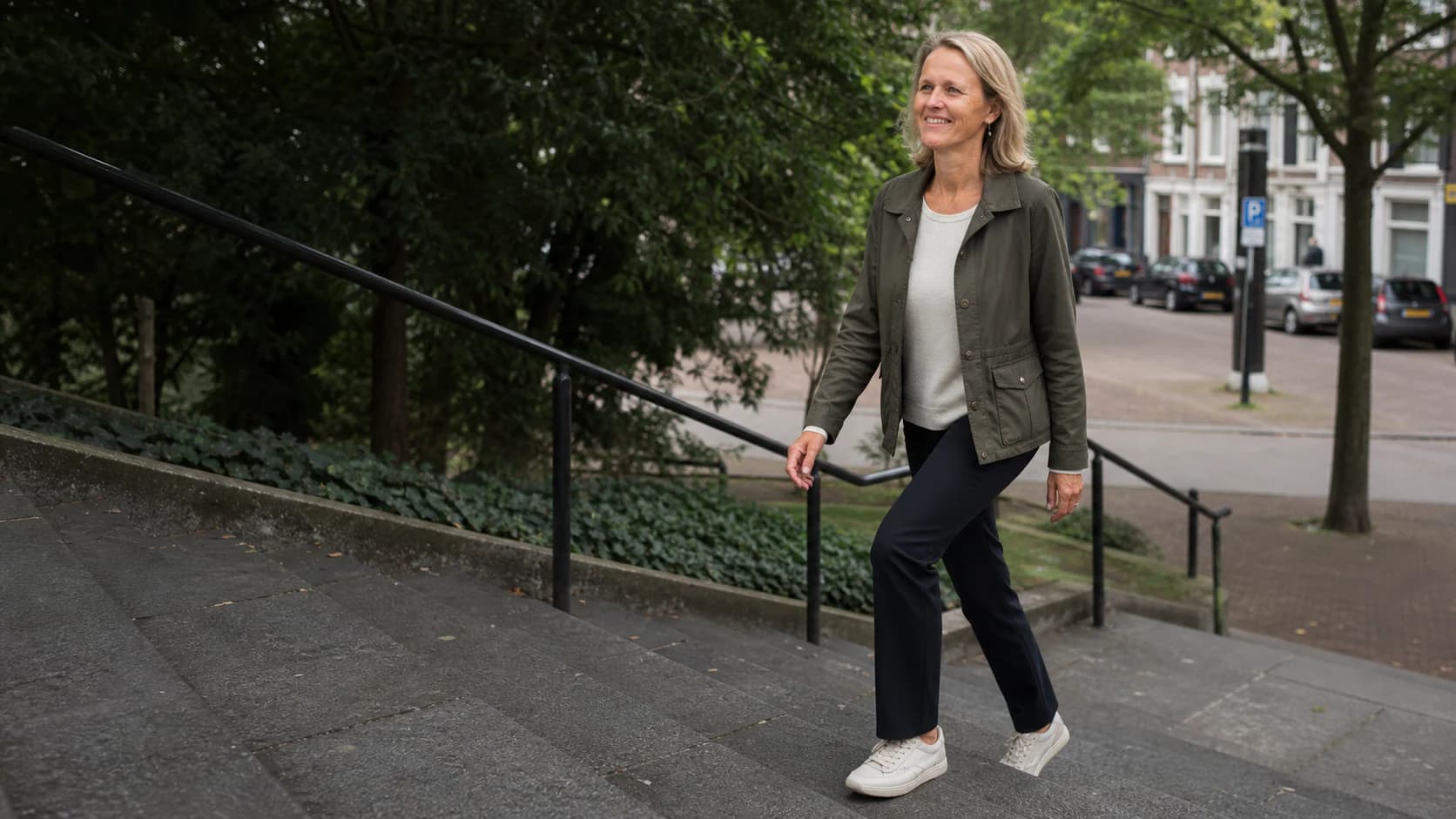 Astrid Sanders loopt doelgericht een brede stadstrap op