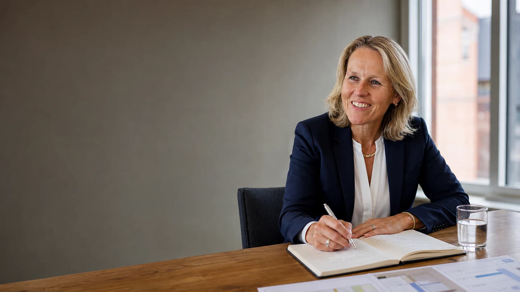 Astrid Sanders werkt aan aantekeningen in haar coachingspraktijk